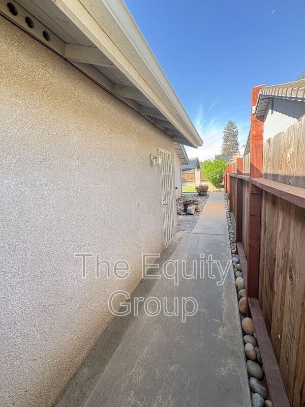 Visalia House: 323 South Citrus Court