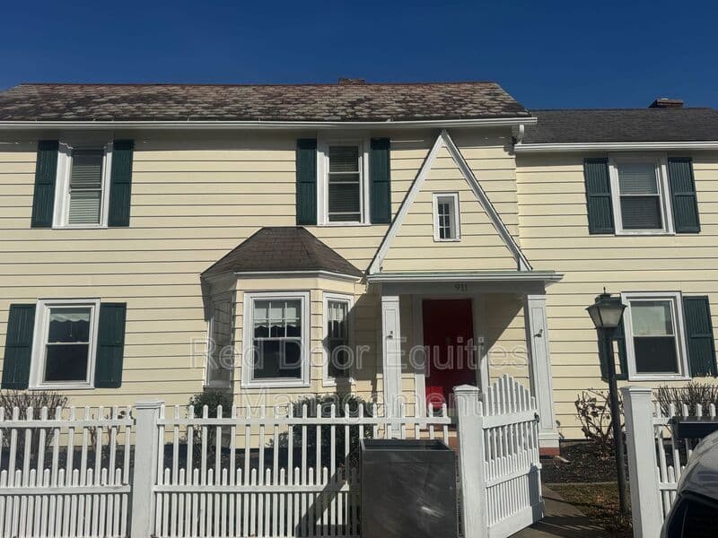 Lancaster House: 911 Angle Street