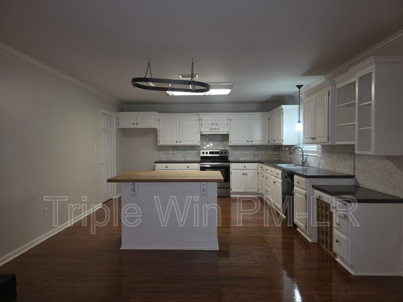 Little Rock House: 12512 Woodbury Dr