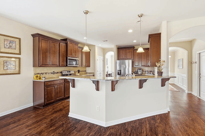 Savannah House: 225 Willow Point Cir