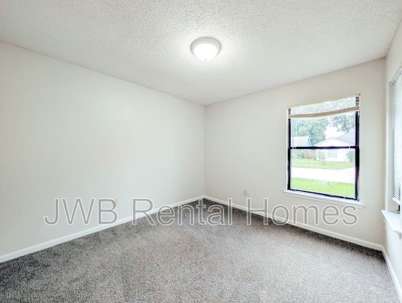 Jacksonville House: 2284 Destine Ln