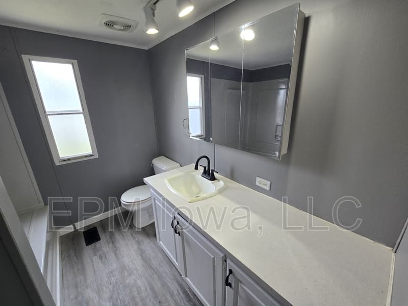 Cedar Falls House: 700 West Ridgeway Avenue Lot 138