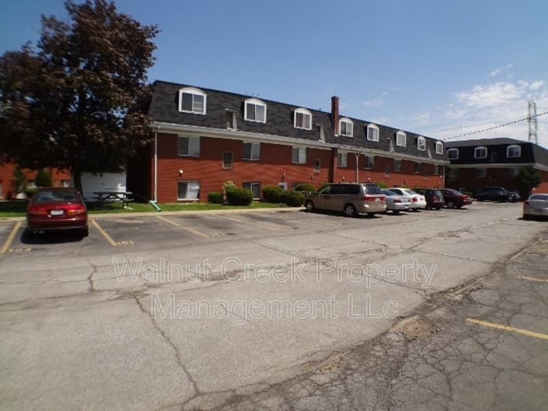 Lorain Condo: 2104 Tower Blvd