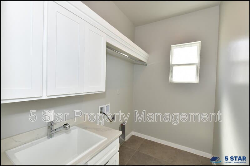 El Paso House: 2412 Tierra Lejana Pl