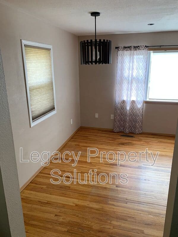Bismarck House: 1820 E Avenue B