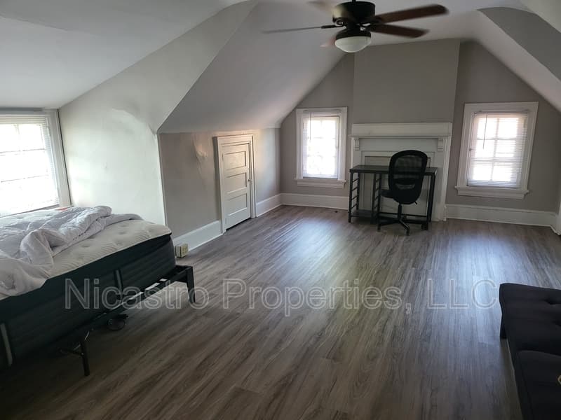 Columbus House: 226 E 16th Avenue