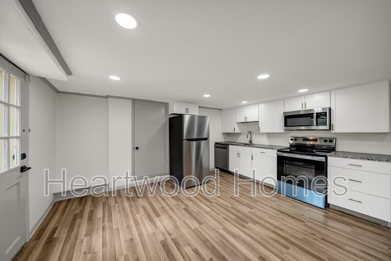 Columbia Condo: 1911 Cermack St