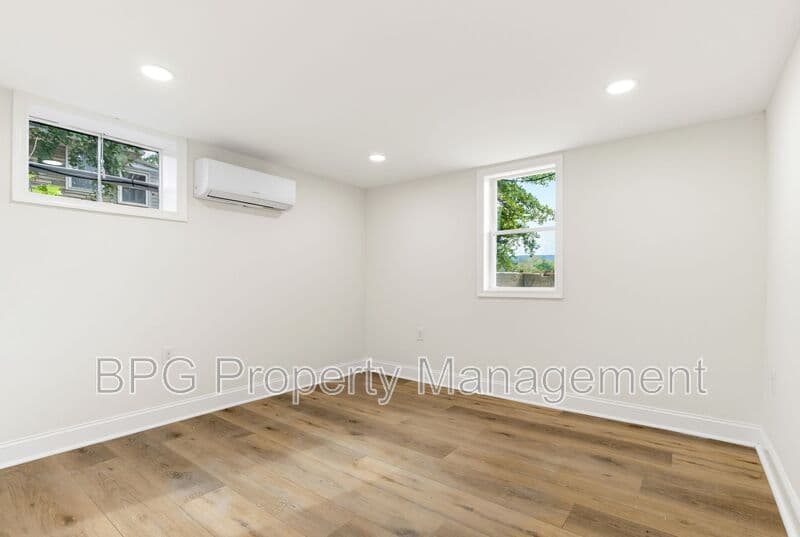Woodstock Condo: 204 N Muhlenberg St
