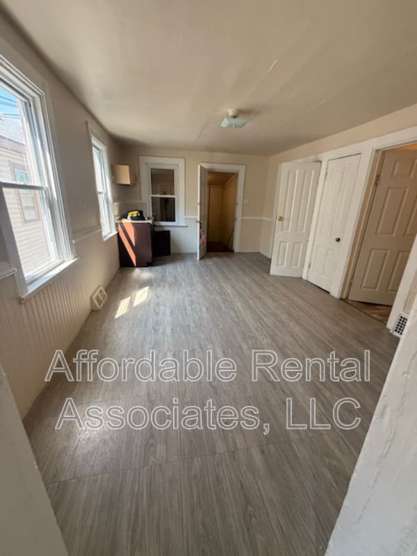 milwaukee House: 1235A S 22nd St