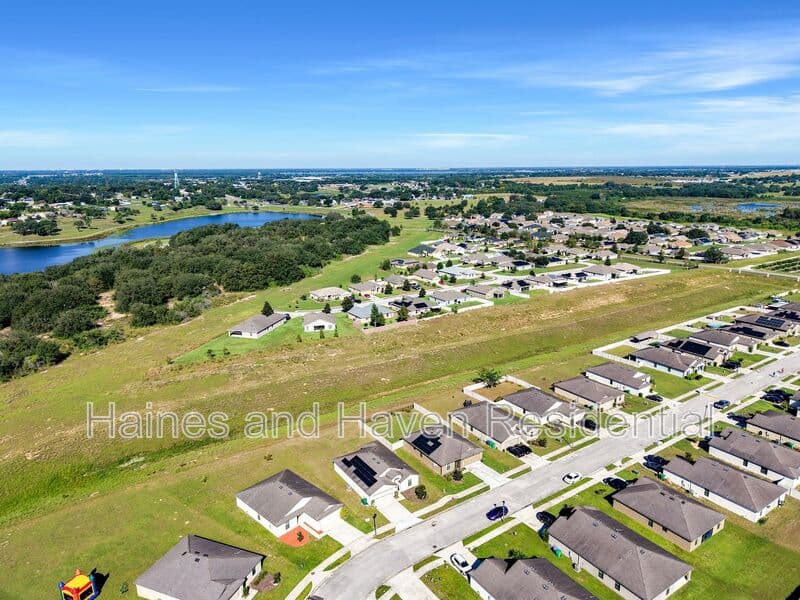 Dundee House: 1503 Swan Lake Cir