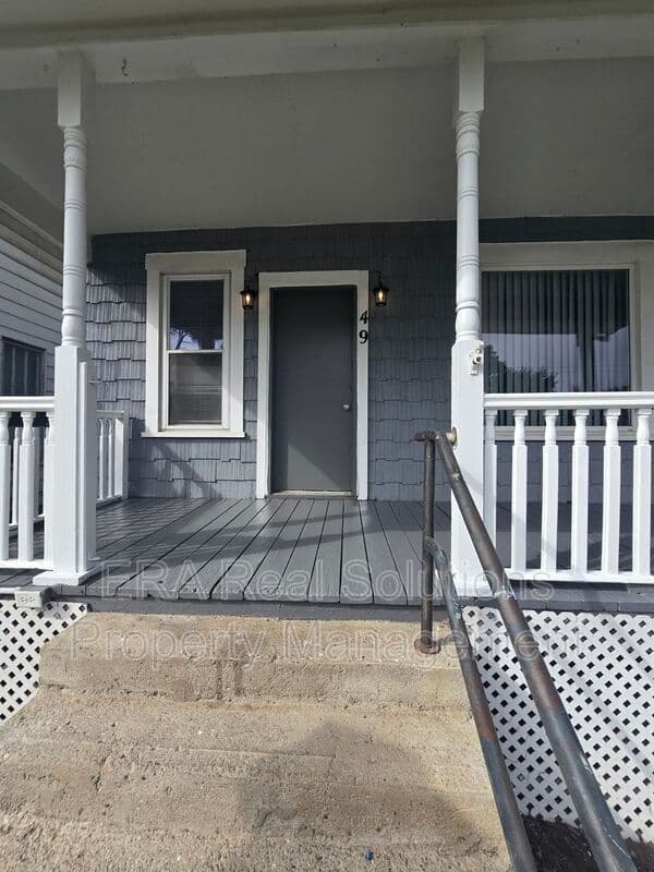 Columbus House: 49 S. Harris Avenue
