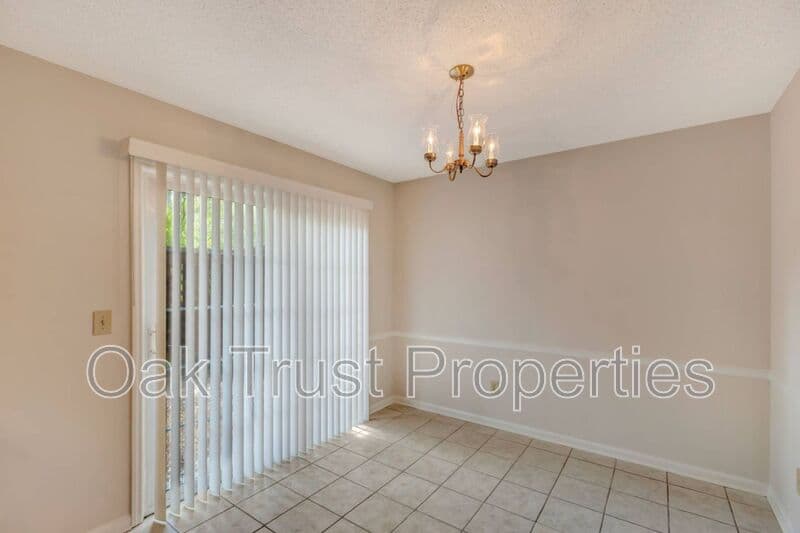 Summerville Townhome: 593 Travelers Blvd