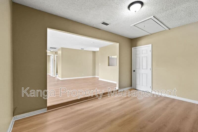 Greenacres House: 6126 Wauconda Way E