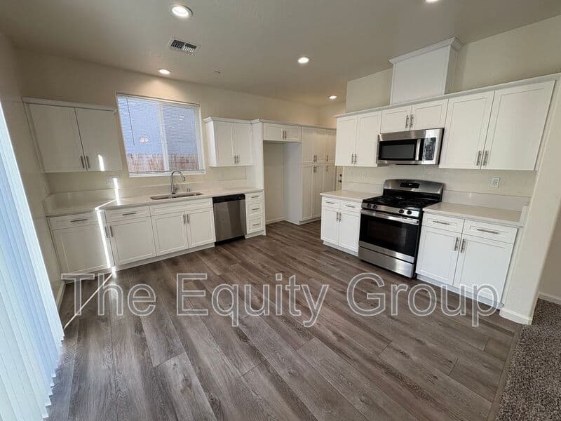 Visalia House: 1005 West Sedona Ave