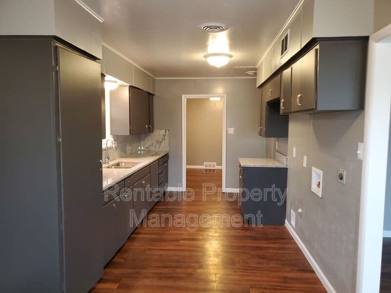 Dallas House: 3239 Navajo Dr