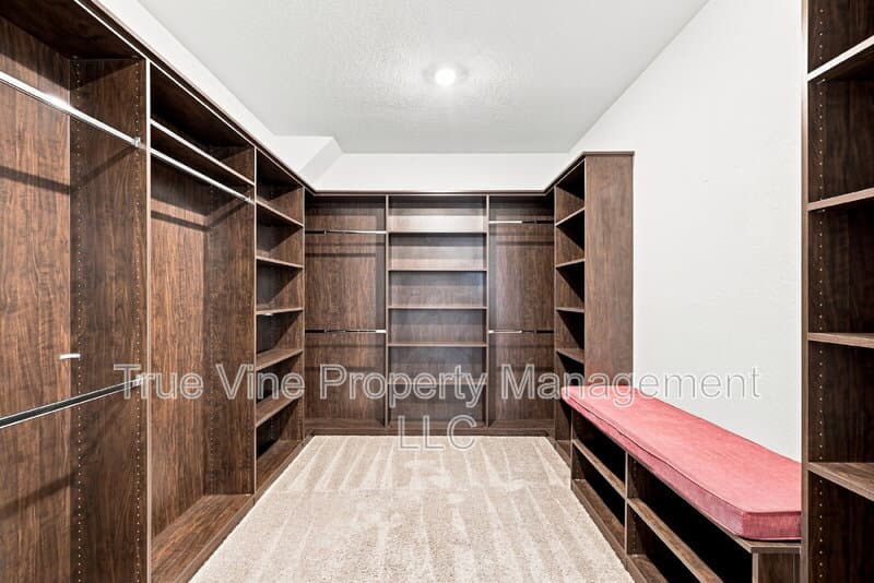 Saint Hedwig House: 5432 Cloves Cove