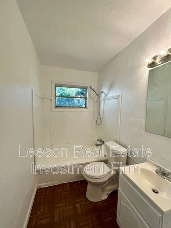 Shreveport House: 3054 Amherst St.