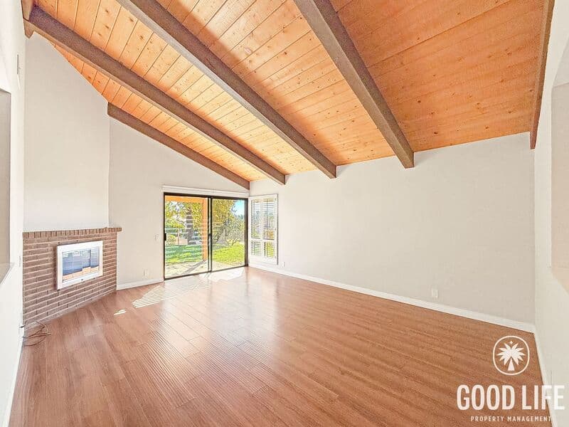La Mesa House: 6050 Henderson Dr
