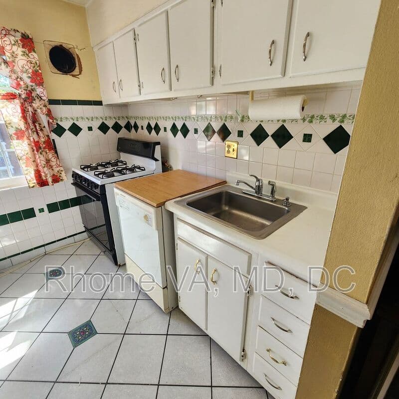 Fairfax Condo: 9473 Fairfax Blvd