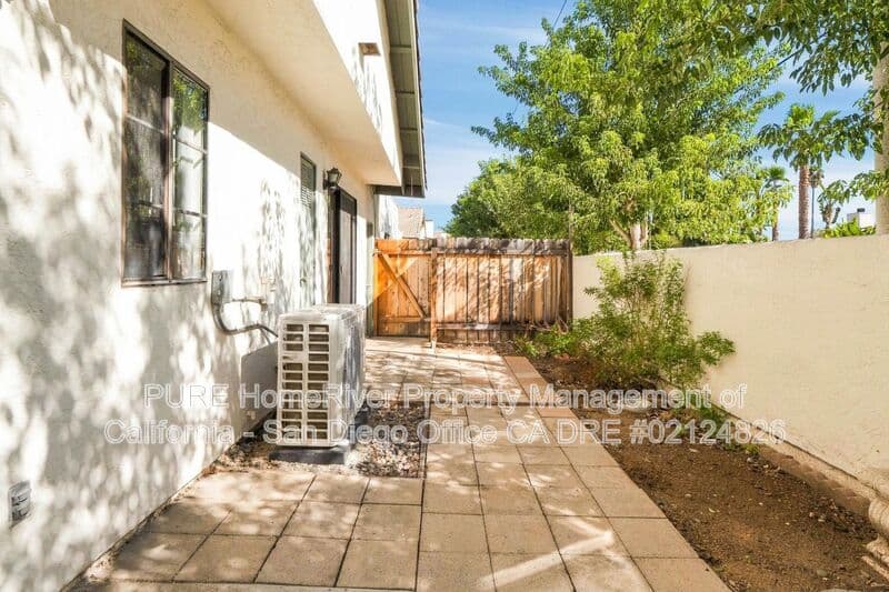 Escondido House: 1007 Howard Ave