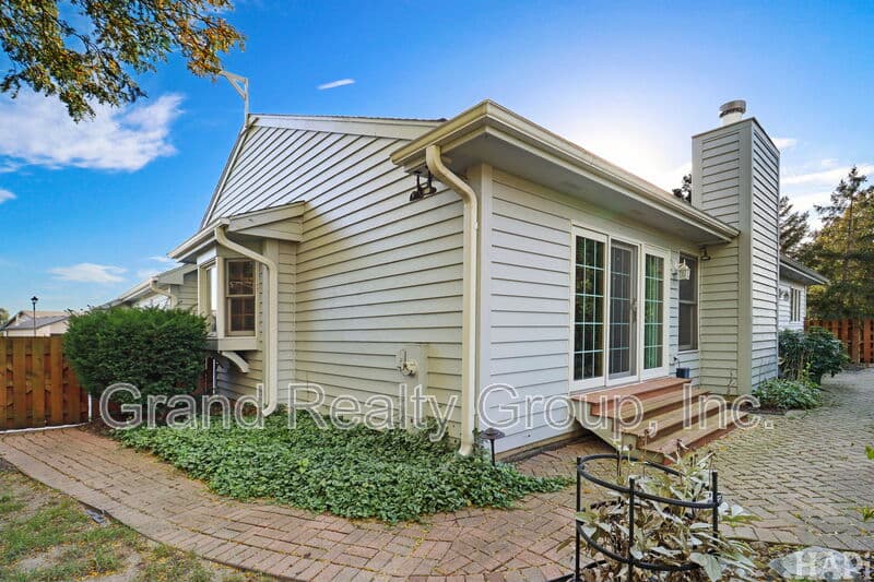 Lake Villa House: 128 Juniper Court