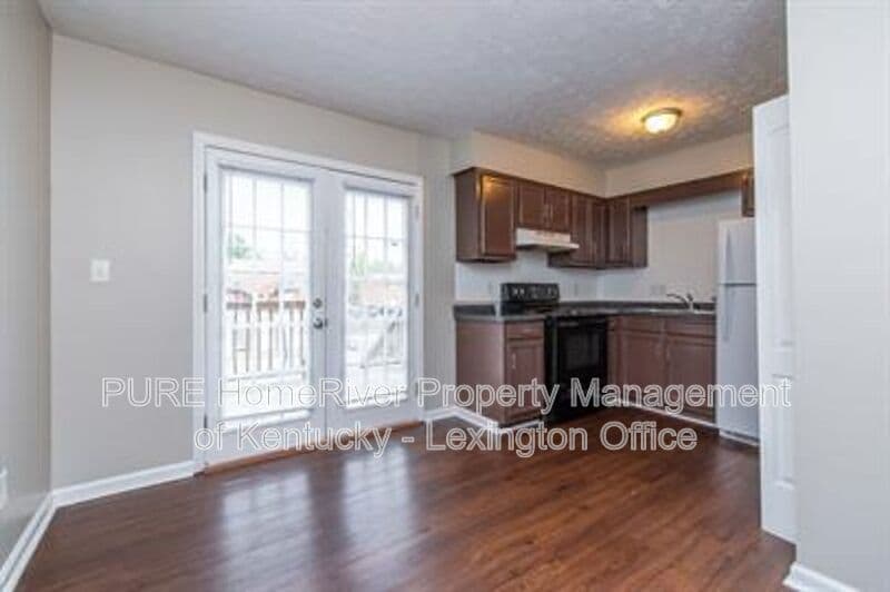 Frankfort Townhome: 209 Landings Drive