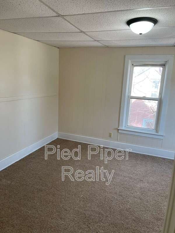 Freeport House: 320 W Clark St