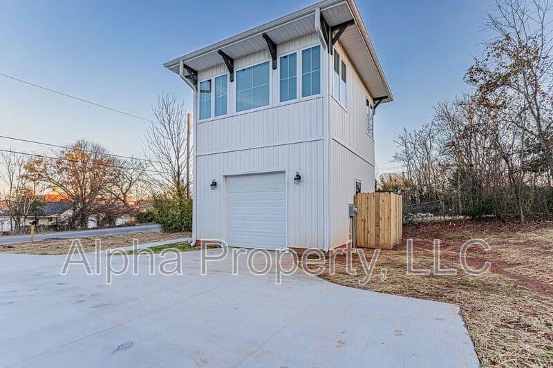 Greenville House: 25 Ledbetter St