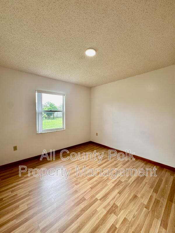 Lakeland House: 3919 Lehman Ct