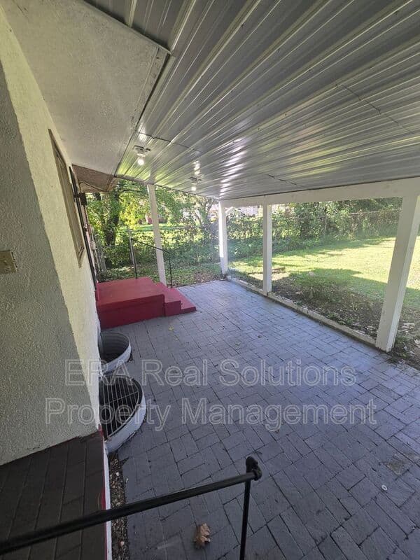 Columbus House: 3050 Clermont Rd