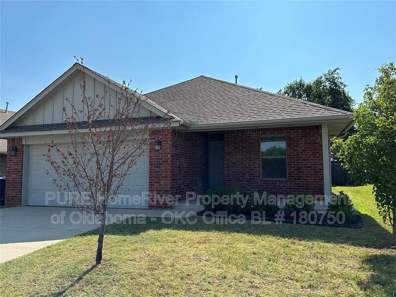 Midwest City House: 139 Saint Charles Way
