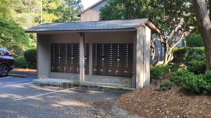 Marietta House: 214 Smokerise Cir SE