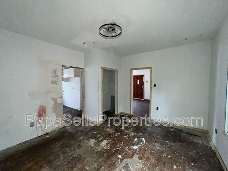 Decatur House: 327 E Stuart Ave