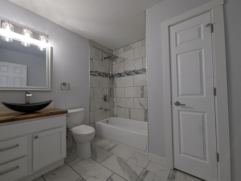 Pella Condo: 413 Jefferson Street - 14