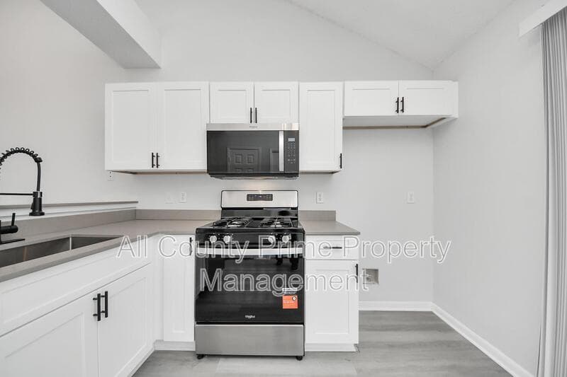 Houston House: 5546 Santrey Drive