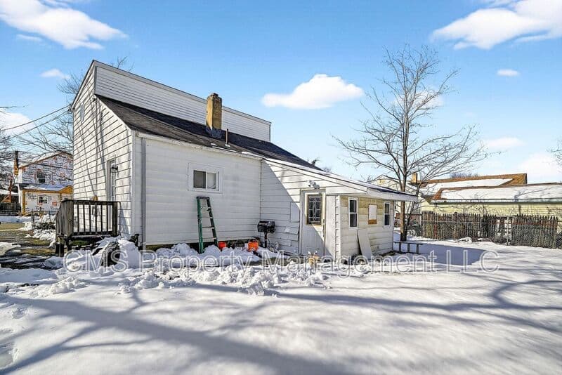 Old Bridge House: 24 Steinhardt Ave