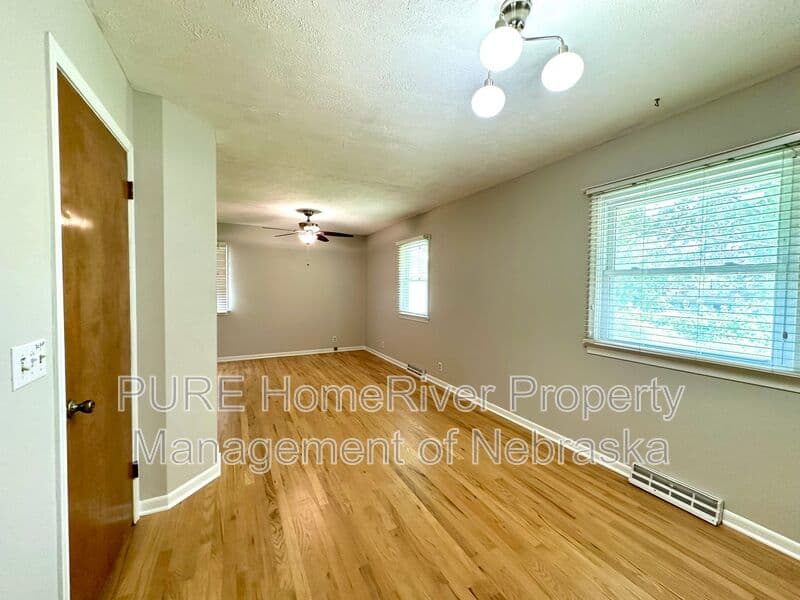 Omaha House: 12143 Ohern St