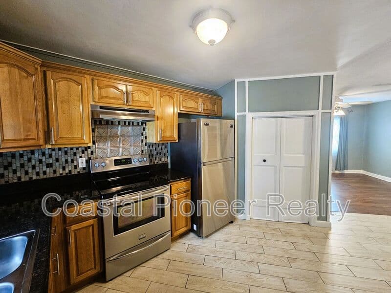 Tampa House: 7301 N 13th St