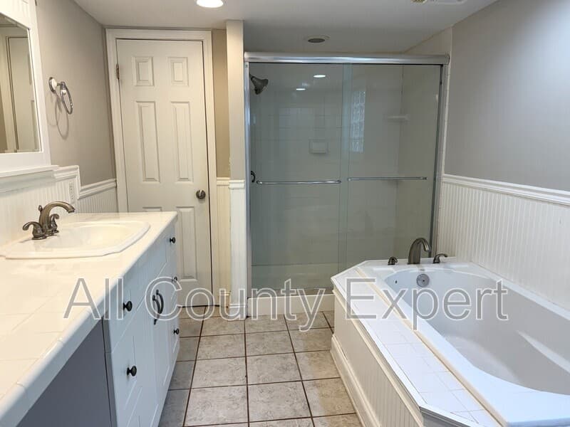 Gainesville House: 9215 Long Hollow Rd