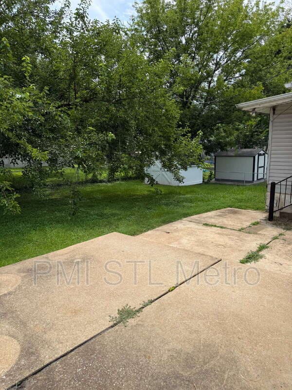 St. Louis House: 1246 Darr Dr