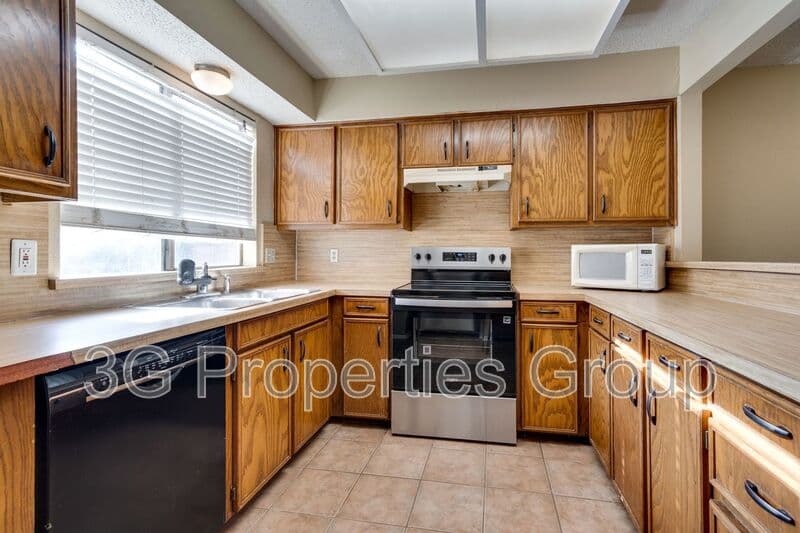 Lewisville House: 613 Hunters Glen St
