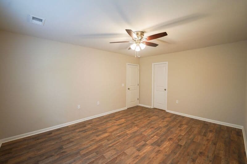 Midway House: 44 Sunrise Cir