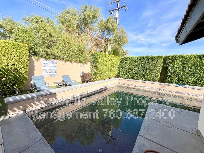 Palm Springs House: 372 W Dominguez Rd