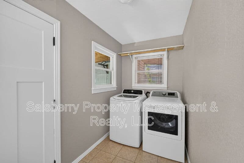 River Oaks House: 4833 Black Oak Lane