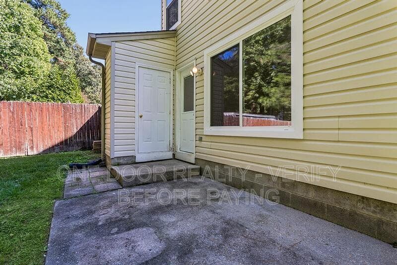 Williamsburg House: 139 Raintree Way