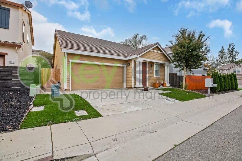 Roseville House: 1233 Manza Circle