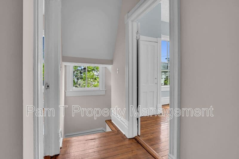 Savannah House: 201 W 37th St