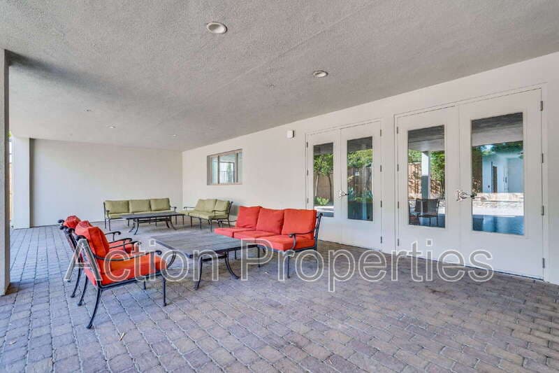 Los Altos House: 5100 El Camino Real