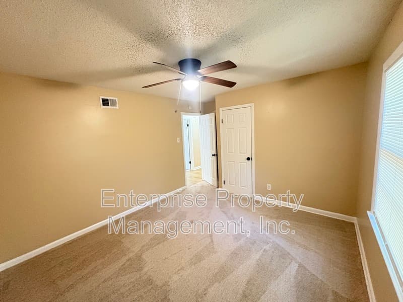 Memphis House: 3645 W Sutton Dr