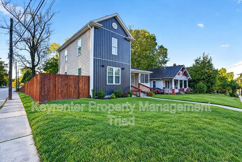 Greensboro House: 814 Douglas St